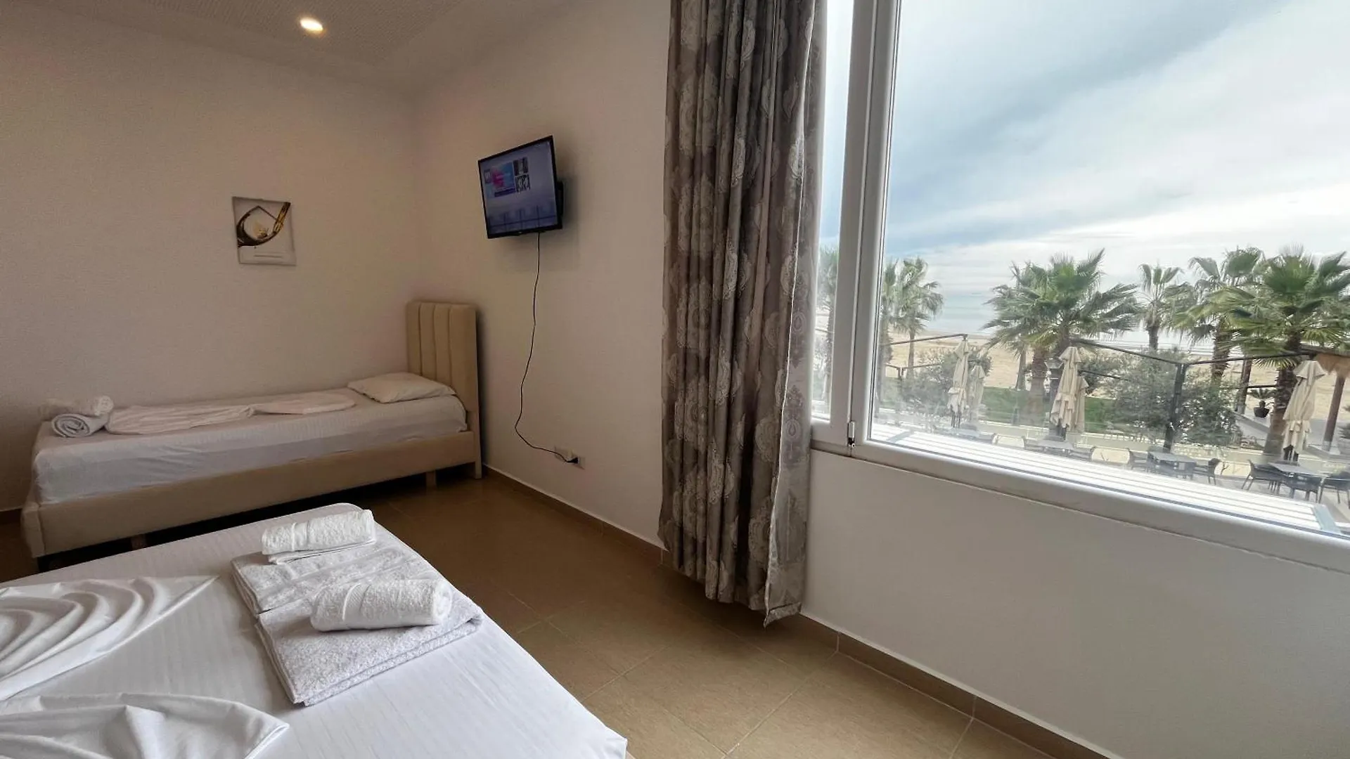 Sunflowers Apartment Golem  Albanie